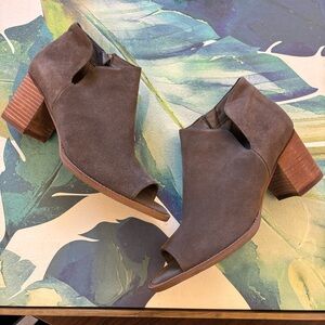 BLONDO Nappa Suede Peep Toe Bootie Size 10 Waterproof